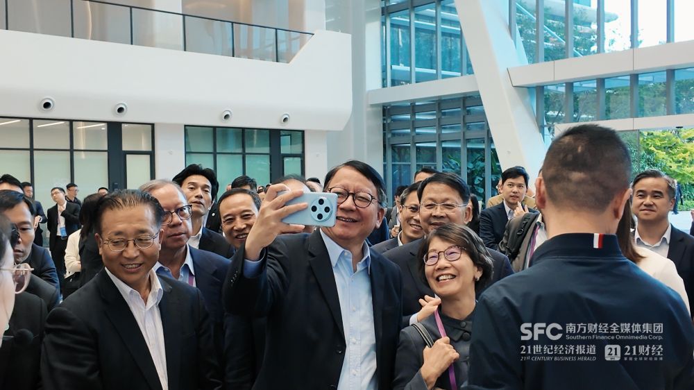 （香港特別行政區政務司司長陳國基與考察團成員自拍。莊歡/攝）