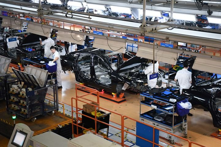 工作人員在廣東肇慶小鵬汽車智能網聯科技產業園內的總裝生產線上工作（2023年10月9日攝）。新華社記者 鄧華 攝