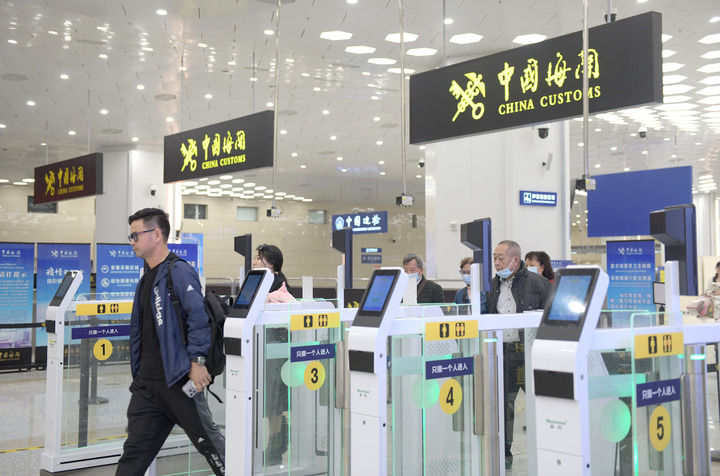 旅客從橫琴口岸過關(guān)（2024年2月29日攝）。新華社記者 盧漢欣 攝