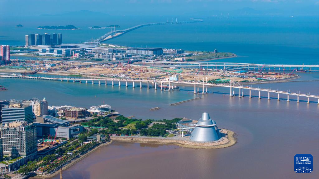 8月3日拍攝的澳門科學館（前）、澳門新城A區和港珠澳大橋（后）（無人機照片）。