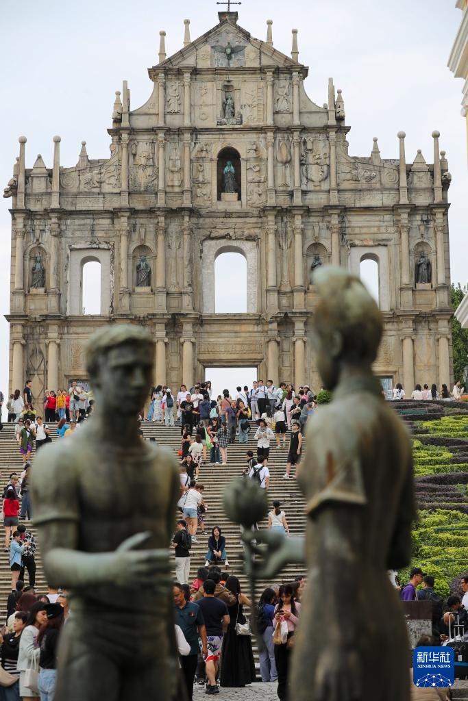 11月18日，游客在澳門大三巴牌坊游玩參觀。