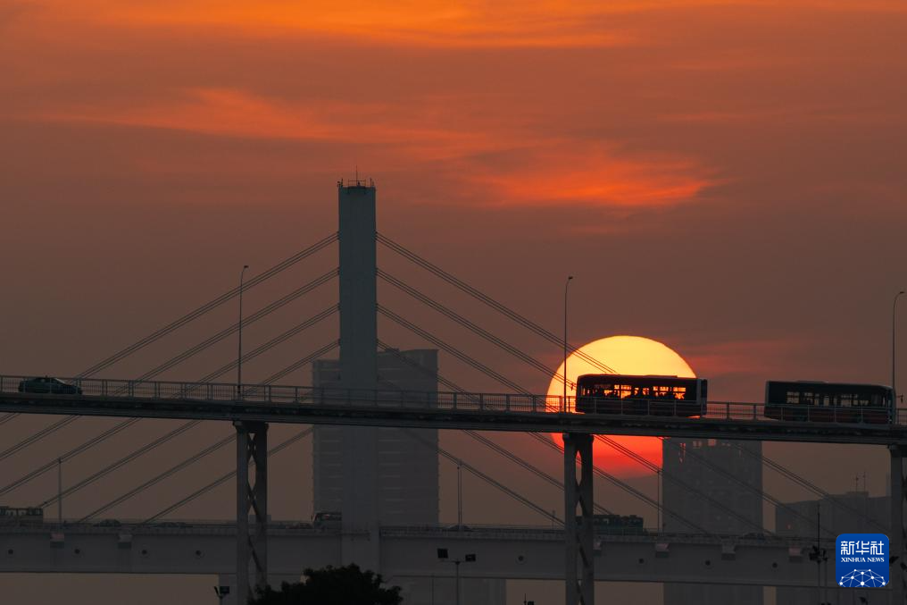 12月2日，車輛在澳門嘉樂庇總督大橋上行駛。