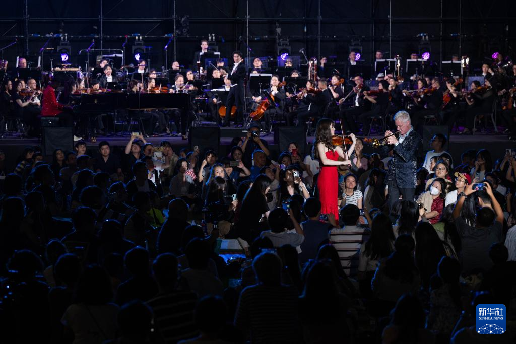 11月16日，市民在澳門文化中心廣場欣賞澳門樂團(tuán)戶外音樂會。