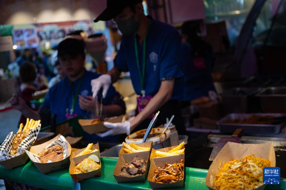 11月24日，工作人員在第二十四屆澳門美食節(jié)烹調(diào)食物。