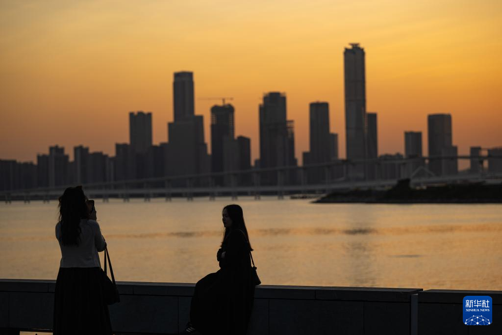 11月30日，市民在澳門科學館旁觀看日落，遠處是橫琴半島。