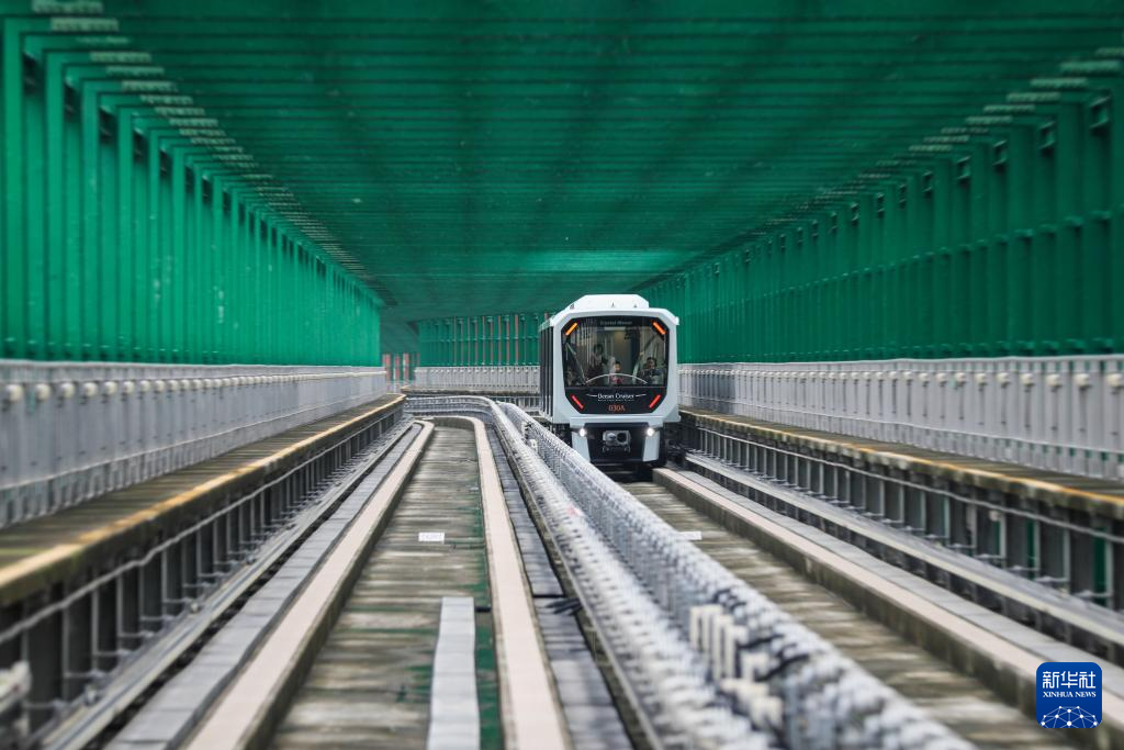 這是11月21日在澳門拍攝的行駛中的輕軌列車。