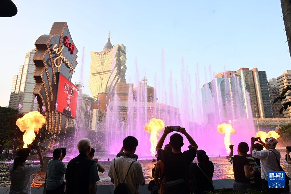 人們在欣賞澳門一處音樂噴泉（11月17日攝）。