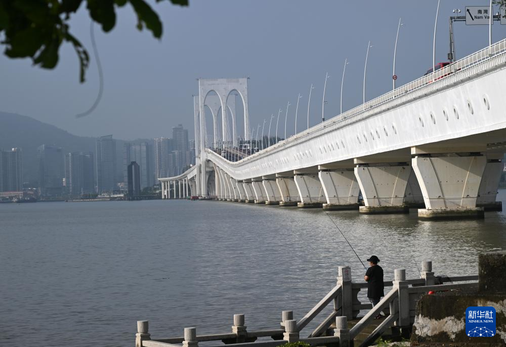 市民在澳門西灣大橋旁釣魚（11月17日攝）。