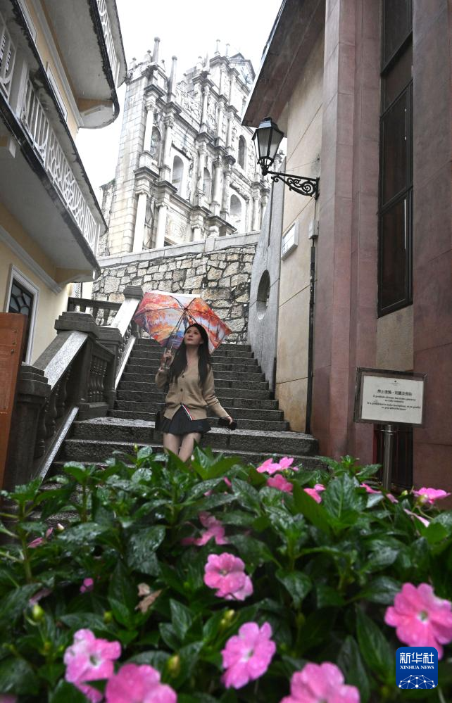 一位女士在澳門戀愛巷游玩（11月20日攝）。