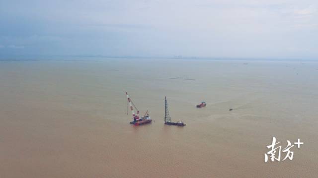 2020年6月6日，在江門臺山一側的黃茅海海域，黃茅海跨海通道打下工程先行施工標段的第一根鋼管樁，正式拉開項目建設序幕，比原計劃時間提前半年。