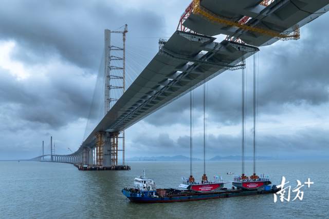 2024年6月14日，黃茅海跨海通道項目黃茅海大橋正在進行最后2榀鋼箱梁的吊裝。5天后，大橋成功實現合龍，標志著黃茅海跨海通道項目全線貫通，為年底建成通車奠定堅實基礎。 2024年6月14日，黃茅海跨海通道項目黃茅海大橋正在進行最后2榀鋼箱梁的吊裝。5天后，大橋成功實現合龍，標志著黃茅海跨海通道項目全線貫通，為年底建成通車奠定堅實基礎。