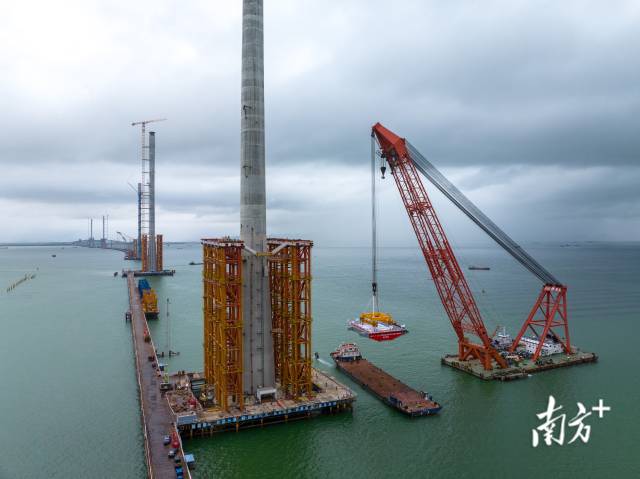 2023年8月11日，歷經2小時的連續施工，黃茅海大橋西塔首榀鋼箱梁完成吊裝，標志黃茅海大橋上部構造施工駛入快車道。 2023年8月11日，歷經2小時的連續施工，黃茅海大橋西塔首榀鋼箱梁完成吊裝，標志黃茅海大橋上部構造施工駛入快車道。