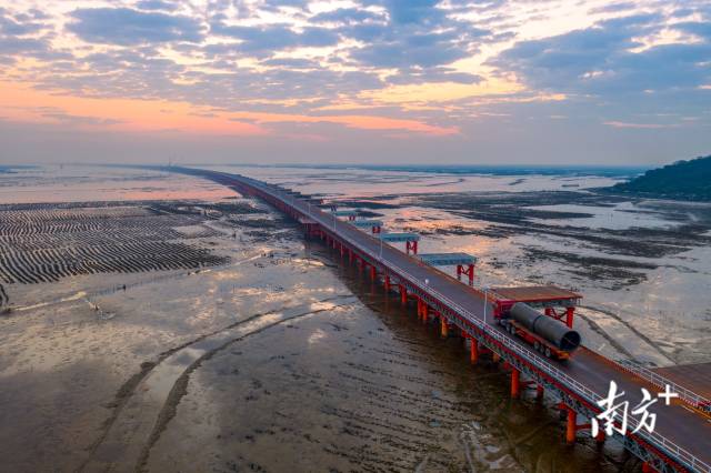 2020年9月20日，黃茅海跨海通道海上施工鋼棧橋完成建設。 2020年9月20日，黃茅海跨海通道海上施工鋼棧橋完成建設。