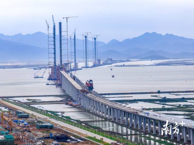 2023年4月18日，黃茅海跨海通道項目最后一座主塔——黃茅海大橋中塔順利封頂。至此，5座“小蠻腰”主塔全部封頂，標志著項目建設進入全新階段。