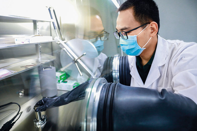 2021年9月，科研人員在位于廣東東莞的松山湖材料實(shí)驗(yàn)室研究月壤樣品。