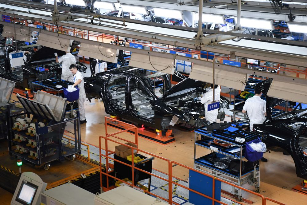 2023年10月9日，工作人員在廣東肇慶小鵬汽車智能網(wǎng)聯(lián)科技產(chǎn)業(yè)園內(nèi)的總裝生產(chǎn)線上工作。