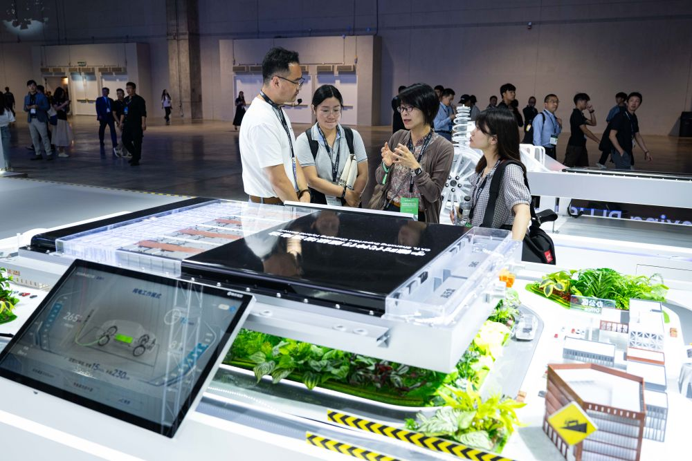 2024年5月23日，參觀者在澳門舉辦的2024BEYOND國(guó)際科技創(chuàng)新博覽會(huì)上寧德時(shí)代展位參觀。