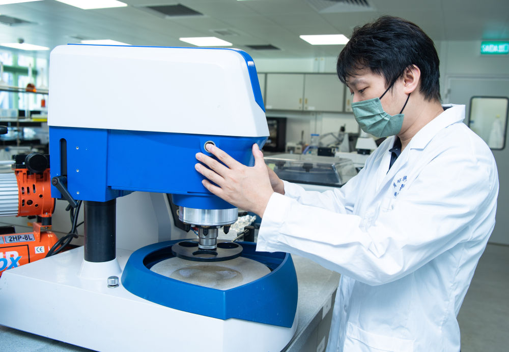 2022年10月6日，澳門科技大學(xué)月球與行星科學(xué)國(guó)家重點(diǎn)實(shí)驗(yàn)室助理教授鄧志培在實(shí)驗(yàn)室內(nèi)工作。