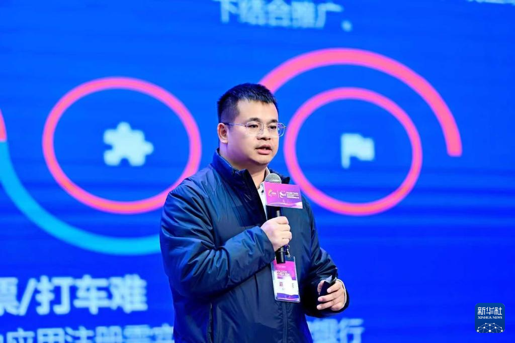 澳創時代創始人姚錦程在一創業論壇上做演講