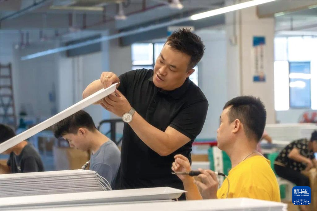 工業設計師馬馳（左）和同事在工作室中研究產品