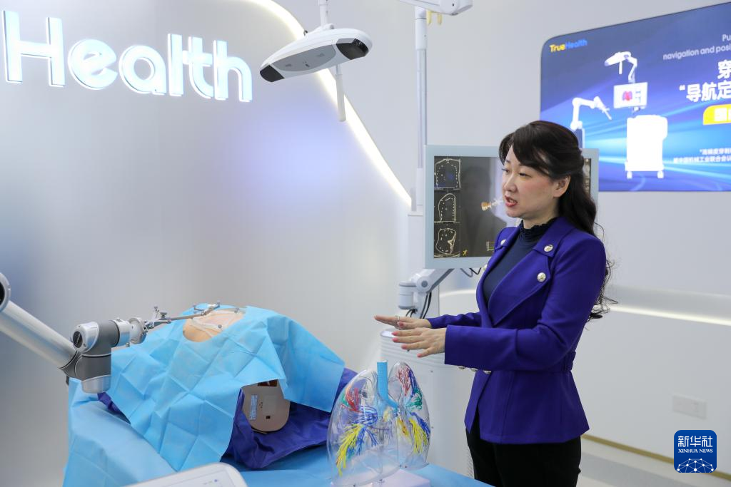 11月24日，在橫琴澳門青年創(chuàng)業(yè)谷，真健康公司創(chuàng)始人、澳門青年張昊任介紹產(chǎn)品“穿刺手術導航定位系統(tǒng)”