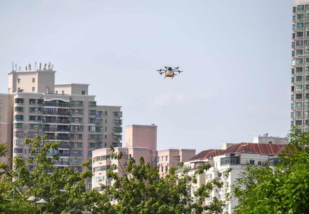 10月23日，在深圳福田口岸附近，搭載著餐食的無人機飛行在城市上空。新華社記者 毛思倩 攝