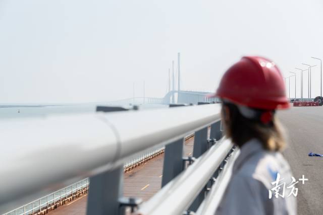 9月27日，馬倩倩望向正在建設(shè)中的黃茅海跨海通道。