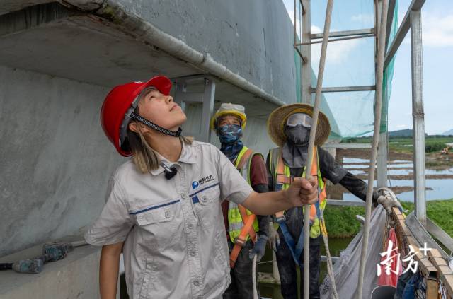 9月27日，黃茅海跨海通道上，馬倩倩正在檢查施工安全。