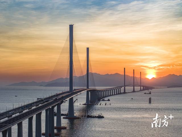 珠江西岸、南海之濱，波光粼粼的海面上，擁有世界最大跨徑三塔公路斜拉橋的黃茅海跨海通道身姿挺拔、格外優(yōu)美。