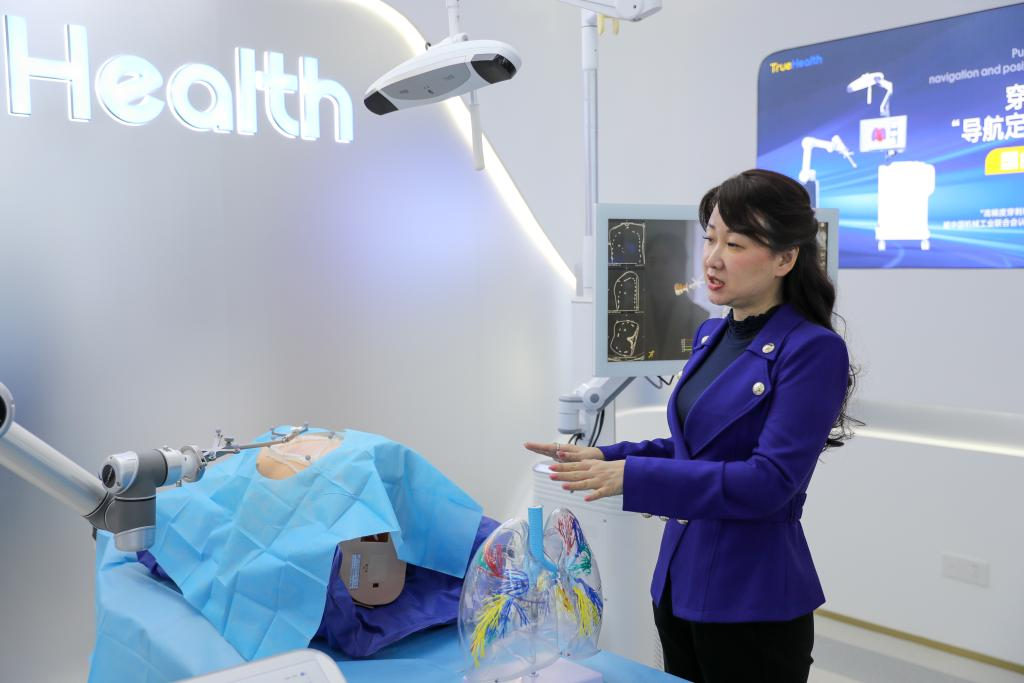 11月24日，在橫琴澳門青年創業谷，真健康公司創始人、澳門青年張昊任介紹產品“穿刺手術導航定位系統”。新華社記者 王益亮 攝