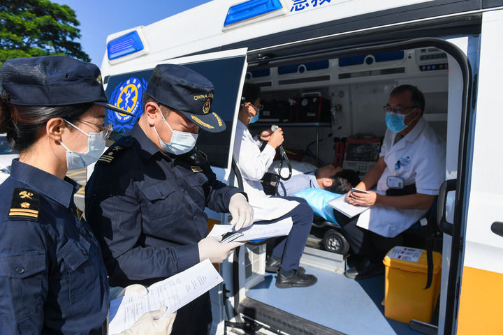 在深圳灣口岸深圳一側，海關工作人員對參加第二次粵港跨境直通救護車演練的救護車進行出境前的查驗（2024年10月31日攝）。新華社記者 毛思倩 攝