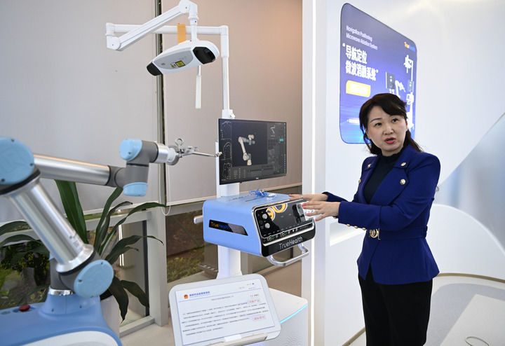 澳門企業真健康（廣東橫琴）醫療科技有限公司創始人張昊任在介紹“導航定位微波消融系統”（2024年11月24日攝）。新華社記者 鄧華 攝