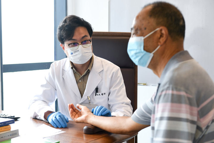 來自香港的注冊中醫師郭鈞泯（左）在深圳市中醫藥傳承發展研究院為病人看診（2023年9月4日攝）。新華社記者 毛思倩 攝