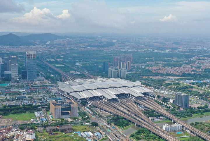 廣州南站（2024年6月23日攝，無人機照片）。從這里出發，乘坐廣深高鐵只需48分鐘，就能抵達香港市中心的西九龍站。新華社記者 劉大偉 攝