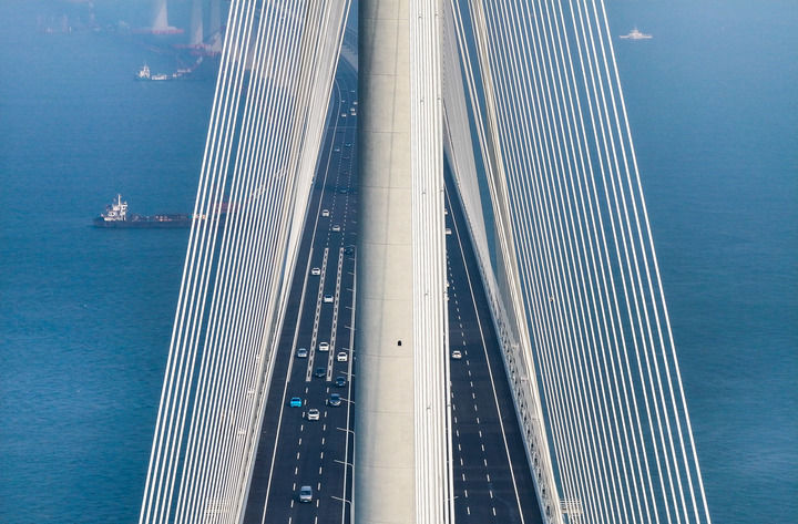 黃茅海跨海通道正式通車后，車輛行駛在黃茅海大橋上（2024年12月11日攝，無人機照片）。新華社記者 劉大偉 攝