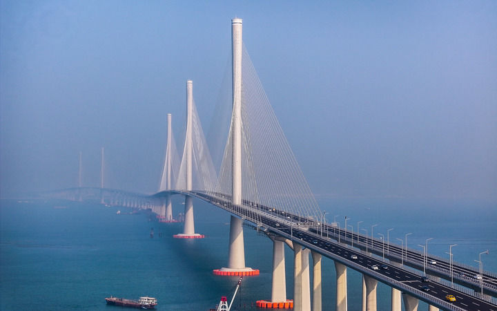 黃茅海跨海通道正式通車后，車輛行駛在黃茅海大橋上（2024年12月11日攝，無人機照片）。新華社記者 劉大偉 攝