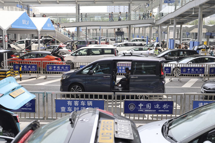 車輛在港珠澳大橋珠海公路口岸等待通關（2024年4月4日攝）。新華社發（王相國 攝)