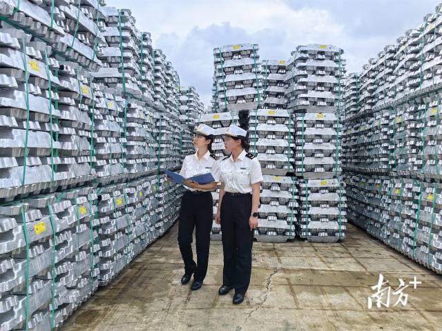 海關工作人員查驗出口貨物