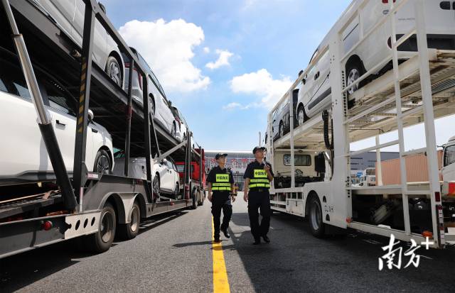 海關工作人員查驗出口貨物