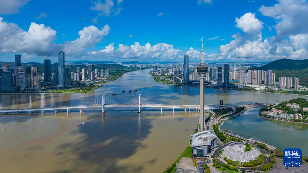 這是7月8日拍攝的澳門半島、橫琴及珠海景色（無人機(jī)照片）。新華社發(fā)（張金加 攝）
