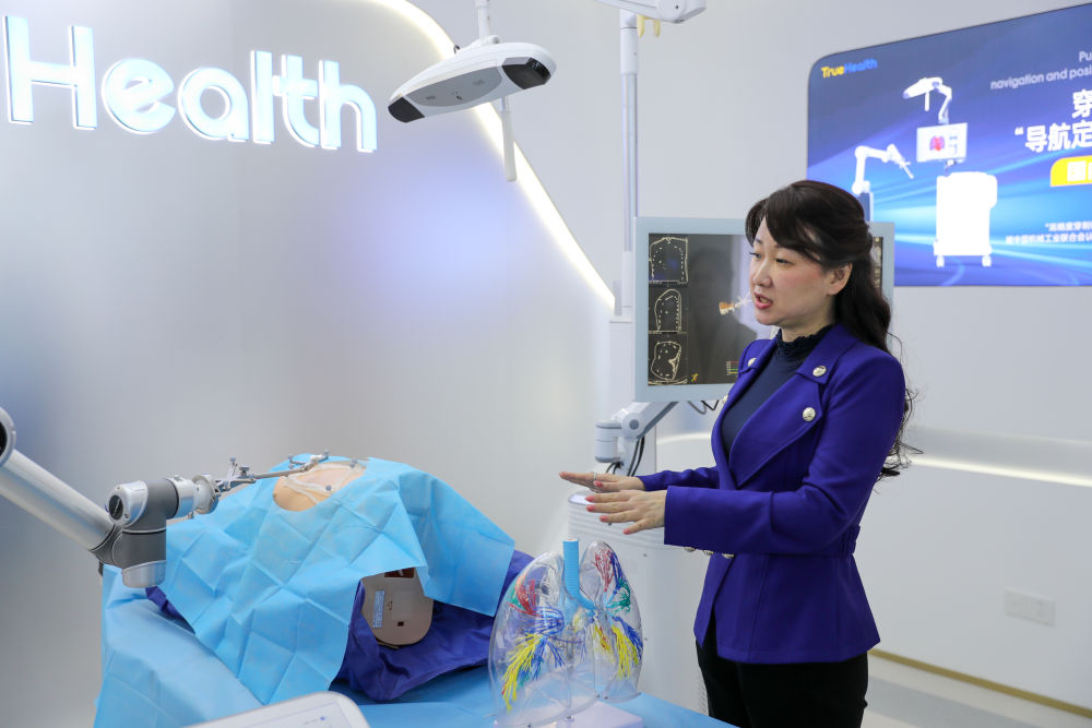 2024年11月24日，在橫琴澳門青年創業谷，澳門青年介紹“穿刺手術導航定位系統”。