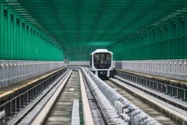 這是11月21日在澳門拍攝的行駛中的輕軌列車。新華社發