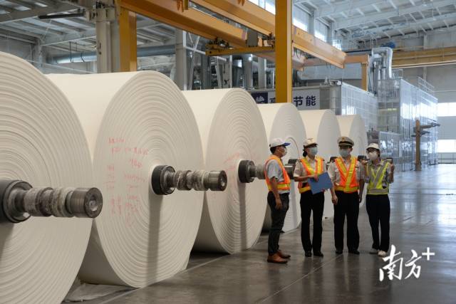 江門海關(guān)關(guān)員到紙制品企業(yè)調(diào)研。