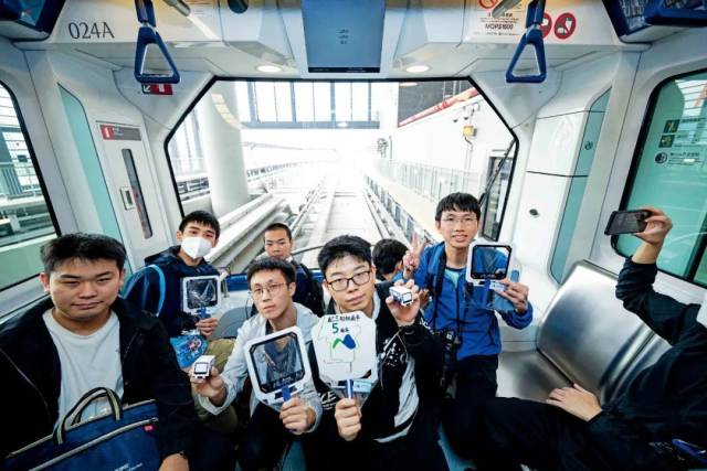 12月2日，市民搭乘澳門輕軌前往橫琴站。圖/新華