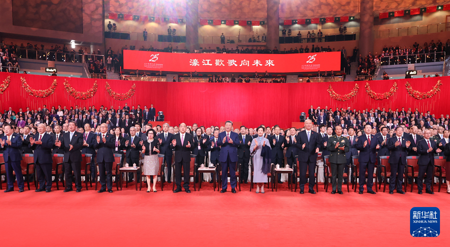  12月19日晚，慶祝澳門回歸祖國25周年文藝晚會在澳門東亞運動會體育館舉行。中共中央總書記、國家主席、中央軍委主席習近平觀看演出。晚會最后，習近平同全場觀眾一起高唱《歌唱祖國》。新華社記者 丁林 攝