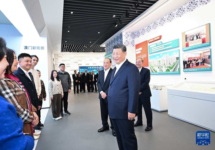 12月19日上午，中共中央總書記、國家主席、中央軍委主席習近平在澳門特別行政區(qū)行政長官賀一誠陪同下，來到橫琴粵澳深度合作區(qū)考察。這是習近平在橫琴天沐琴臺展示廳澳門新街坊項目展區(qū)前，同居住在這里的市民代表親切交談。新華社記者 燕雁 攝