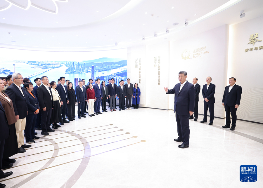 12月19日上午，中共中央總書記、國家主席、中央軍委主席習近平在澳門特別行政區行政長官賀一誠陪同下，來到橫琴粵澳深度合作區考察。這是習近平在橫琴天沐琴臺展示廳考察時，同參與橫琴粵澳深度合作區規劃、建設、管理、服務等各方面代表親切交流。新華社記者 鞠鵬 攝