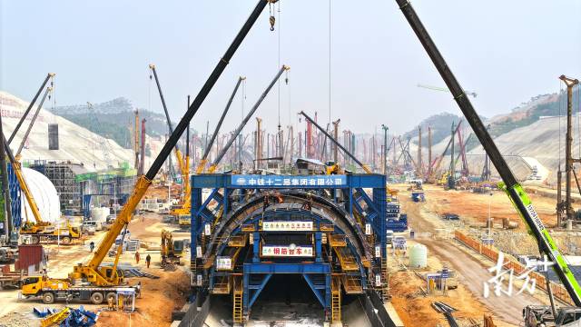廣湛高鐵、珠肇高鐵、深南高鐵“3大高鐵”飛速建設(shè)中。圖為廣湛高鐵機(jī)場(chǎng)段項(xiàng)目施工現(xiàn)場(chǎng)。中鐵十二局集團(tuán)供圖