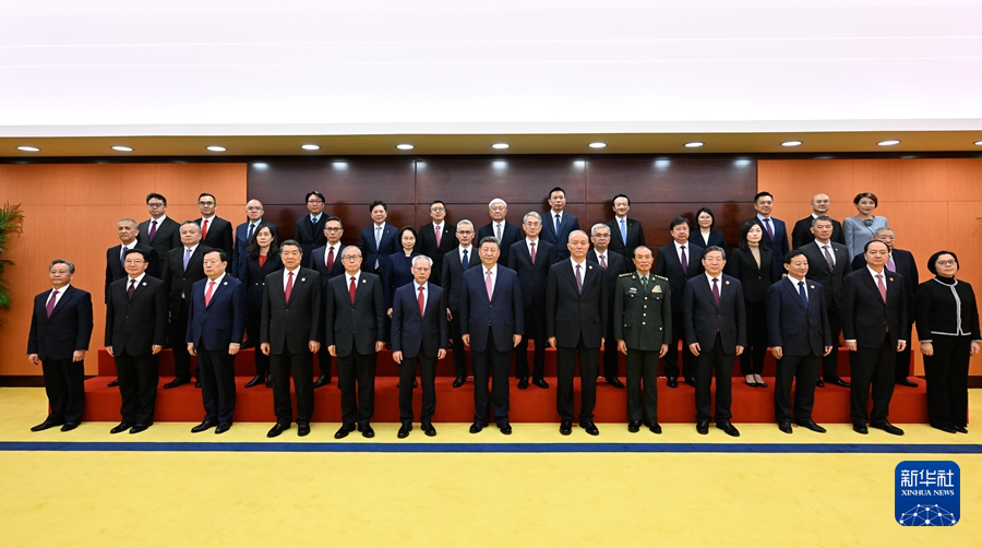 12月20日上午，國家主席習近平在澳門會見澳門特別行政區新任行政、立法、司法機構負責人。新華社記者 殷博古 攝