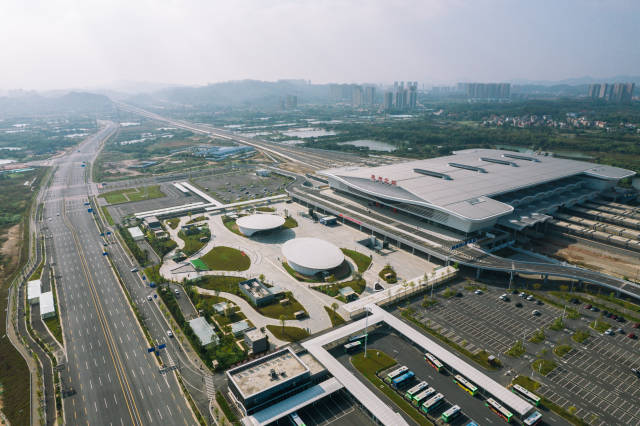 日前，莞惠城際鐵路小金口至惠州北段項目正在緊張施工中。項目建成后，從惠州北站乘坐莞惠城際，市民便可前往惠州市區、東莞、廣州、佛山、肇慶等地。